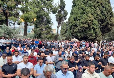 75 ألف مصلٍ يؤدون صلاة الجمعة الأخيرة من رمضان في المسجد الأقصى