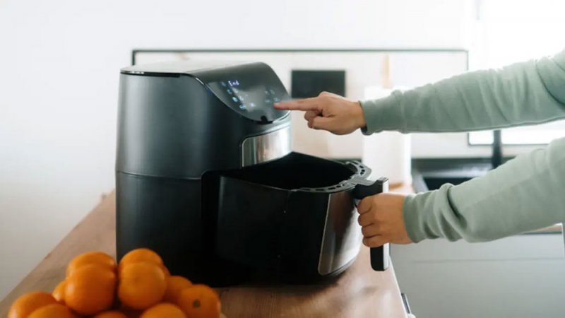 احذر.. 5 أطعمة لا يجب وضعها في المقلاة الهوائية أبداً!