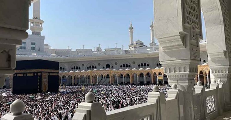 جموع المصلين بالمسجد الحرام يؤدون آخر صلاة جمعة بشهر رمضان
