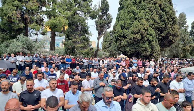 75 ألف مصلٍ يؤدون صلاة الجمعة الأخيرة من رمضان في المسجد الأقصى