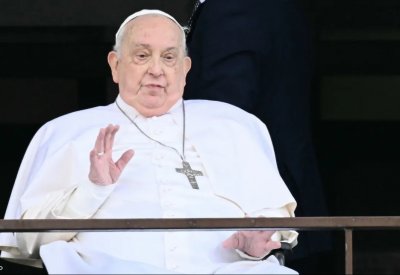 الفاتيكان يطمئن: "تحسن طفيف" في صحة البابا