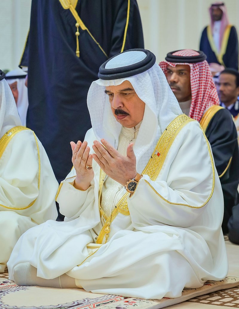 جلالة الملك المعظم يؤدي صلاة عيد الفطر المبارك