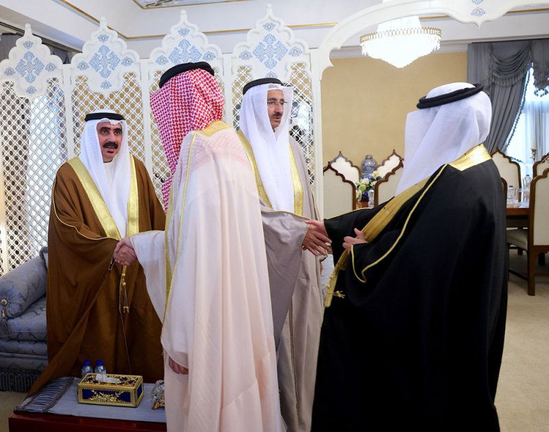 عدسة "البلاد": مجلس المناعي يستقبل المهنئين بالعيد