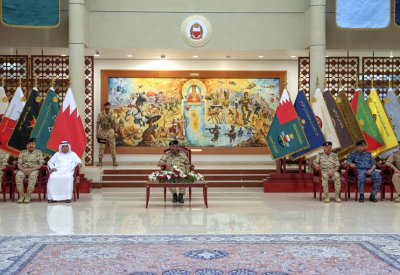 القائد العام يستقبل وزير شؤون الدفاع ورئيس هيئة الأركان وعددًا من كبار ضباط قوة دفاع البحرين