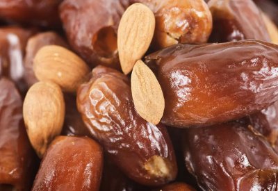 7 فوائد صحية لتناول 3 تمرات و5 حبات لوز كل صباح