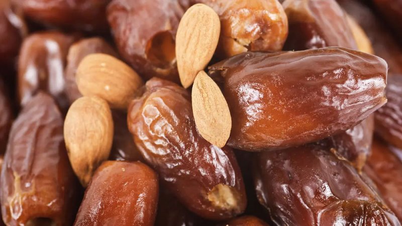 7 فوائد صحية لتناول 3 تمرات و5 حبات لوز كل صباح