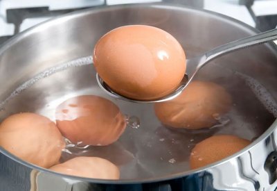 سبب عبقري سيجعلك تعيد استخدام ماء سلق البيض