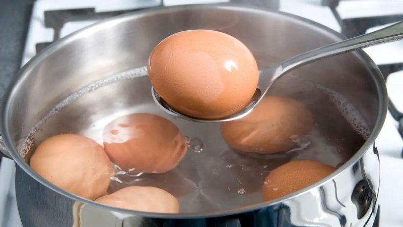 سبب عبقري سيجعلك تعيد استخدام ماء سلق البيض