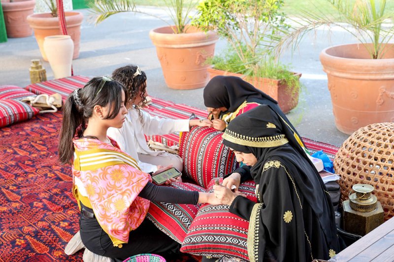 “القرية البحرينية” تأسر زوار “الحلبة”