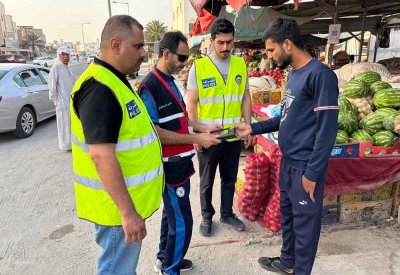 خفر السواحل تواصل حملاتها التفتيشية والتوعوية في عدد من السواحل والأسواق