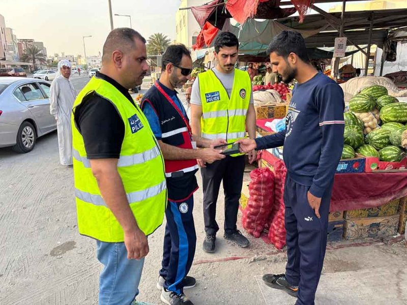 خفر السواحل تواصل حملاتها التفتيشية والتوعوية في عدد من السواحل والأسواق