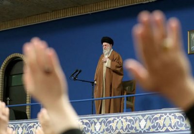 "مسك العصا من منتصفها".. خامنئي يعلق على مفاوضات عُمان