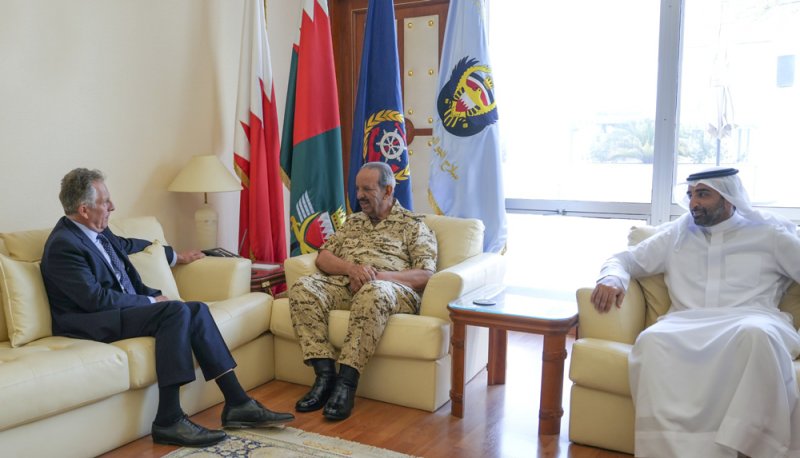 القائد العام يستقبل نائب رئيس مجلس الاستشارة العالمي رئيس هيئة الدفاع للقوات المسلحة البريطانية السابق