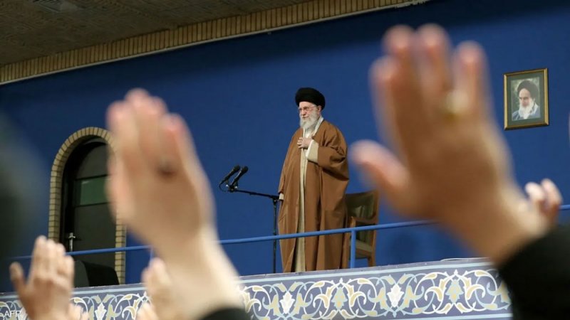"مسك العصا من منتصفها".. خامنئي يعلق على مفاوضات عُمان