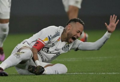 مازال يبكي.. نيمار يغادر الملعب باكيا بعد إصابة في الفخذ