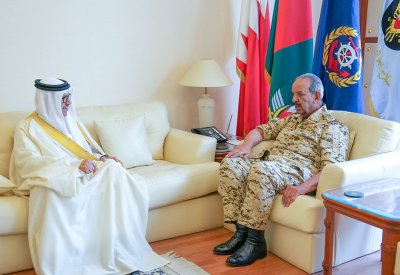 القائد العام لقوة دفاع البحرين يستقبل وزير الخارجية
