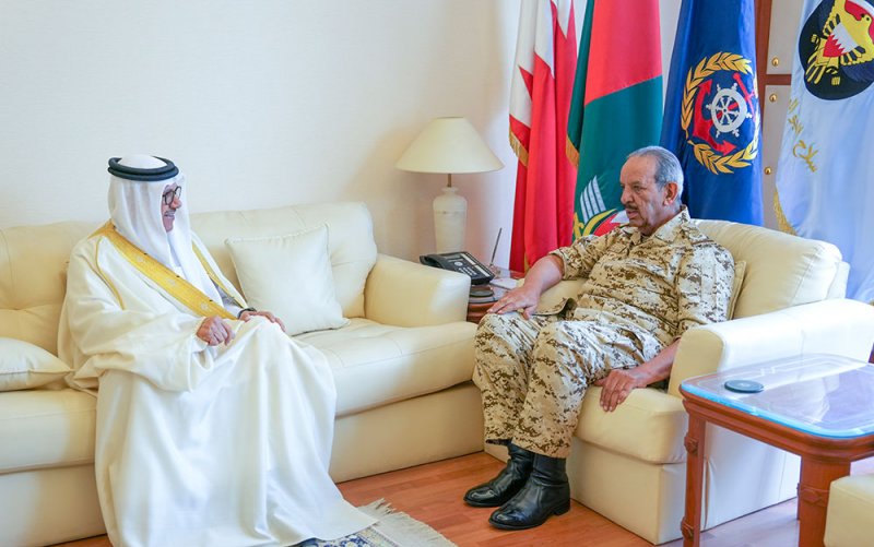القائد العام لقوة دفاع البحرين يستقبل وزير الخارجية