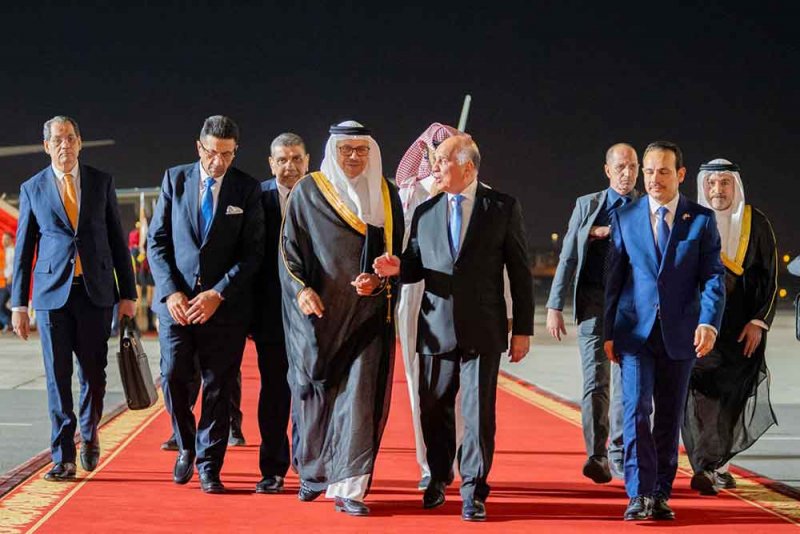 نائب رئيس مجلس الوزراء وزير الخارجية بجمهورية العراق يصل إلى البلاد