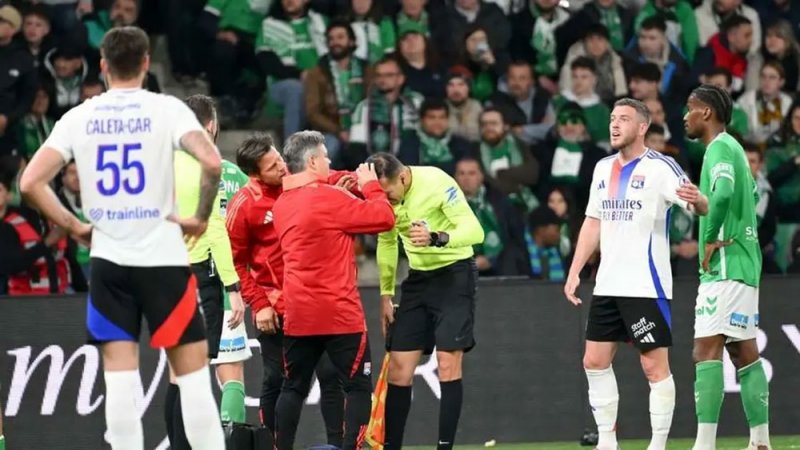 القبض على مشجع بعد إصابة حكم بمقذوف في الدوري الفرنسي