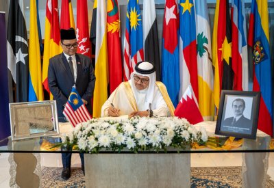 وزير الخارجية يقدم تعازي مملكة البحرين في وفاة رئيس وزراء ماليزيا الأسبق 