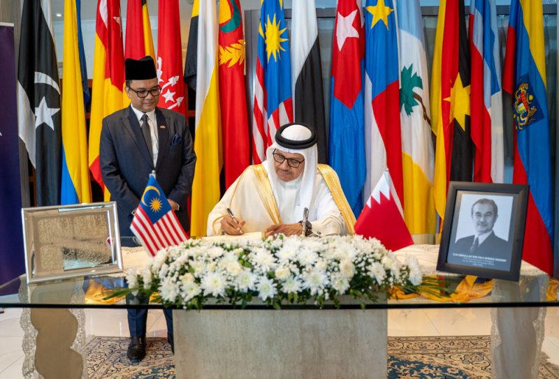 وزير الخارجية يقدم تعازي مملكة البحرين في وفاة رئيس وزراء ماليزيا الأسبق 
