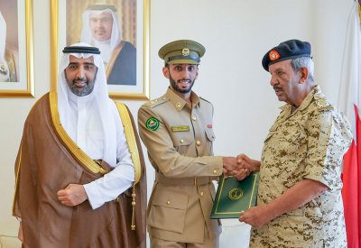 المشير يهنئ خليفة بن محمد لحصوله على البكالوريوس في هندسة البترول
