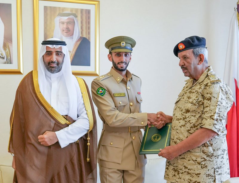 المشير يهنئ خليفة بن محمد لحصوله على البكالوريوس في هندسة البترول