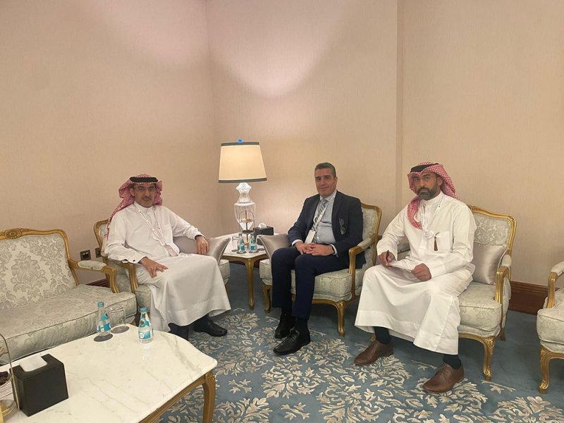 الرئيس التنفيذي لـ "الحكومة الإلكترونية" يبحث تعزيز التعاون الرقمي مع الأمم المتحدة والبنك الدولي