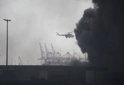 مصدر من الحرس الثوري لنيويورك تايمز يكشف سبب انفجار الميناء المدمر