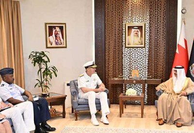 وزير الداخلية يستقبل قائد الأسطول الخامس ويشيد بالشراكة الاستراتيجية بين البحرين والولايات المتحدة