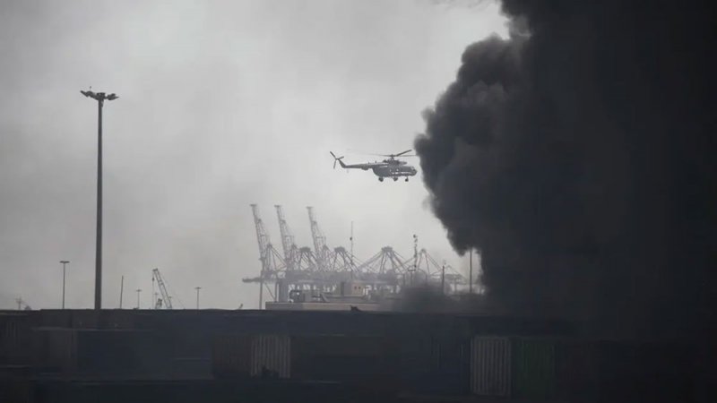 مصدر من الحرس الثوري لنيويورك تايمز يكشف سبب انفجار الميناء المدمر