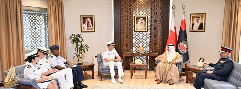 وزير الداخلية يستقبل قائد الأسطول الخامس ويشيد بالشراكة الاستراتيجية بين البحرين والولايات المتحدة