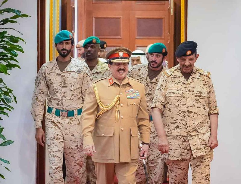 جلالة الملك المعظم يتفضل بزيارة "القيادة العامة" ويطلع على الخطط المستقبلية لتطوير أسلحة ووحدات قوة الدفاع