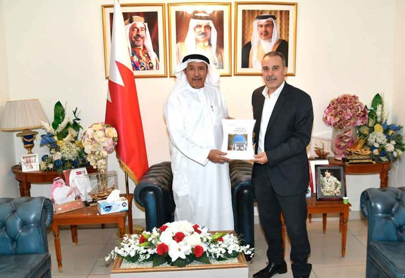 محافظ المحرق يستقبل الكاتب سليم بودبوس