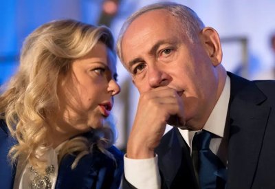 فيديو لزوجة نتنياهو يثير ضجة.. "تمتمت وفضحت سراً"