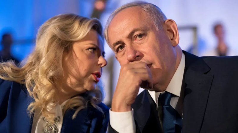 فيديو لزوجة نتنياهو يثير ضجة.. "تمتمت وفضحت سراً"