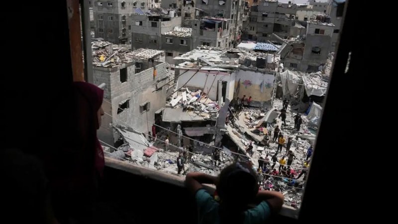 وسط تحذيرات من انهيار القطاع الصحي.. عشرات القتلى في غارات إسرائيلية على غزة