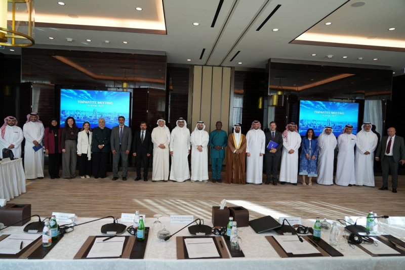طاولة مستديرة تناقش الشراكة المستدامة بين أطراف الإنتاج الثلاثة ومنظمة العمل الدولية