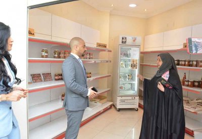 وزير التنمية الاجتماعية يزور مجمع العاصمة لمنتجات الأيدي البحرينية