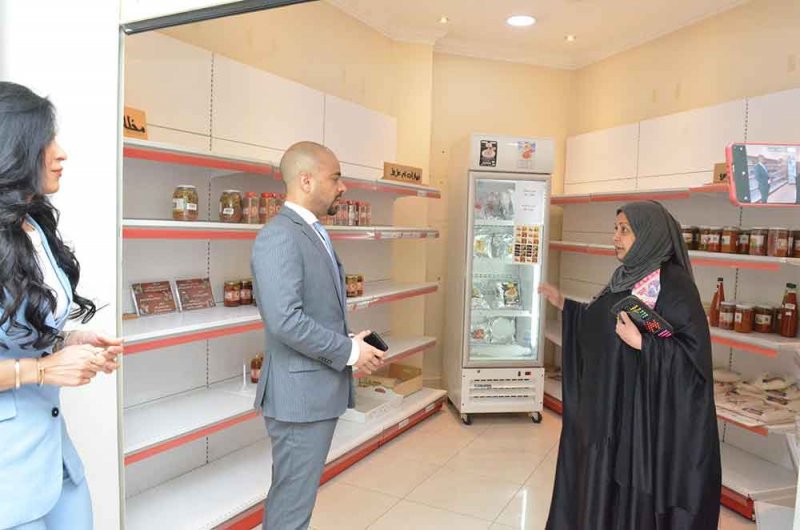 وزير التنمية الاجتماعية يزور مجمع العاصمة لمنتجات الأيدي البحرينية