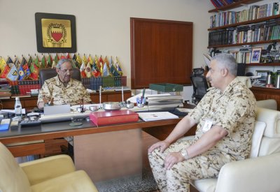 القائد العام لقوة دفاع البحرين يستقبل قائد الخدمات الطبية الملكية