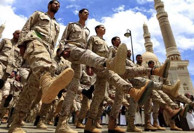إيران تضغط على الحوثيين لوقف هجماتهم على السفن الأميركية