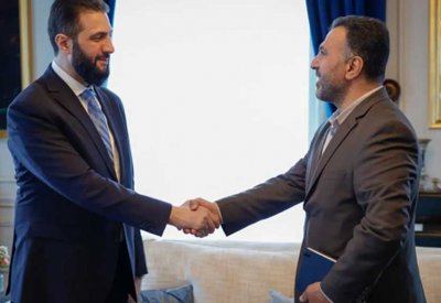 خلال زيارته فرنسا.. الشرع يلتقي بـ"فاضح" نظام الأسد