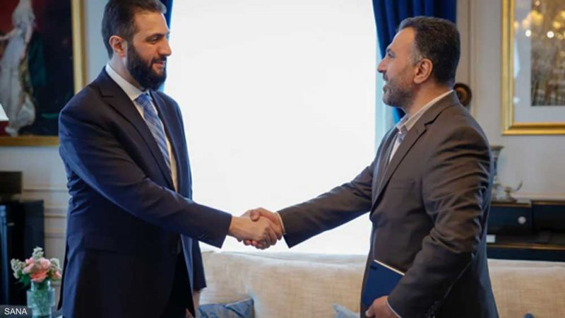 خلال زيارته فرنسا.. الشرع يلتقي بـ"فاضح" نظام الأسد