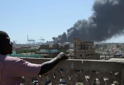 السيطرة على حرائق مستودعات نفطية استهدفتها مسيرات في بورتسودان