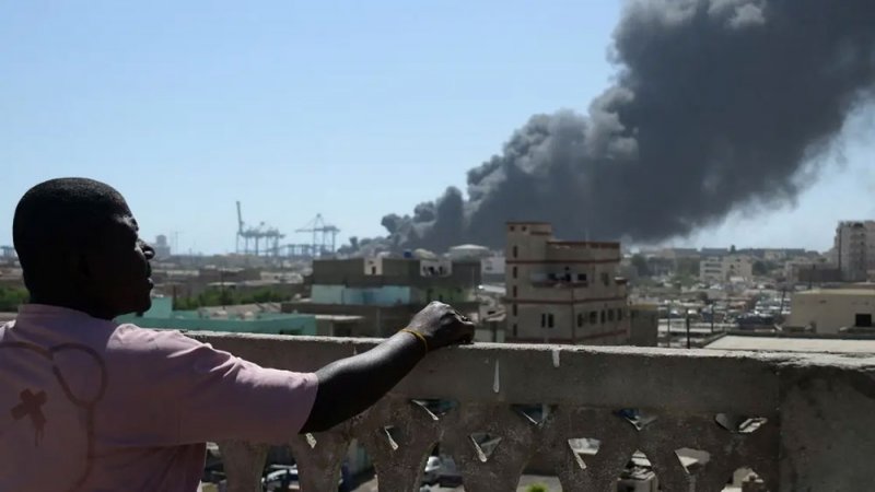 السيطرة على حرائق مستودعات نفطية استهدفتها مسيرات في بورتسودان