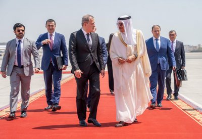 وزير خارجية جمهورية أذربيجان يصل إلى البلاد