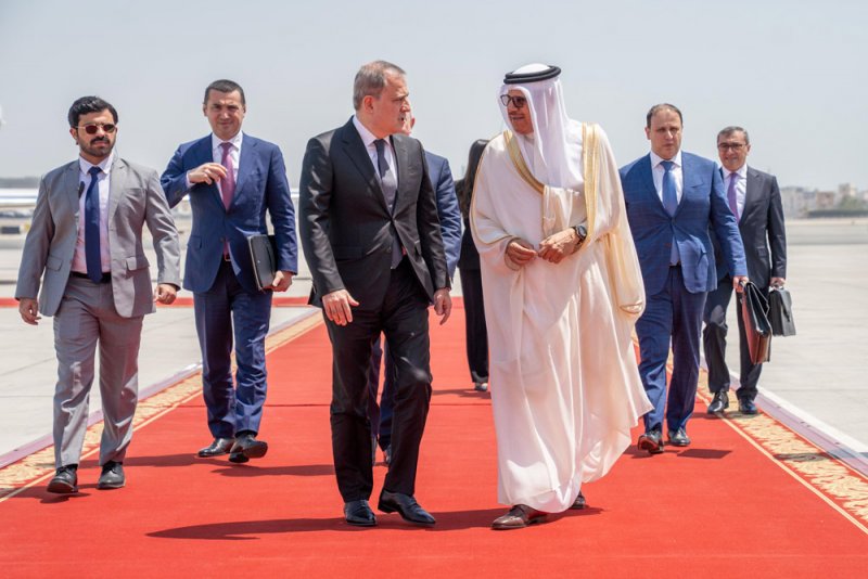 وزير خارجية جمهورية أذربيجان يصل إلى البلاد