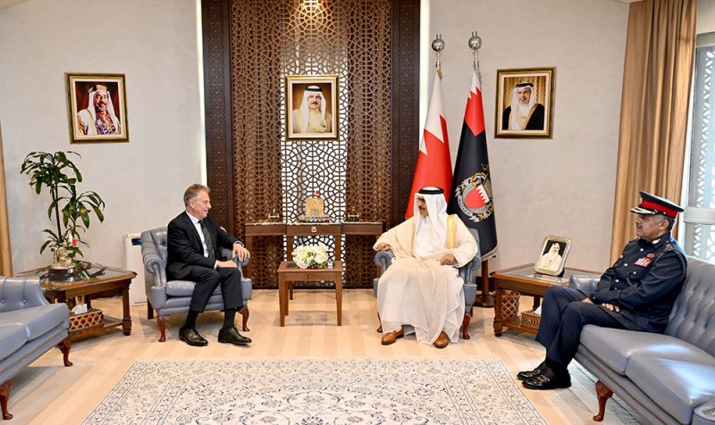 وزير الداخلية يستقبل رئيس هيئة أركان الدفاع للقوات المسلحة البريطانية السابق