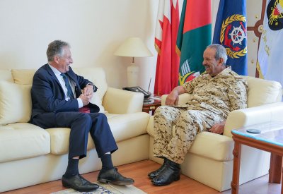 القائد العام لقوة دفاع البحرين يستقبل نائب رئيس مجلس الاستشارة العالمي رئيس هيئة الدفاع للقوات المسلحة البريطانية السابق
